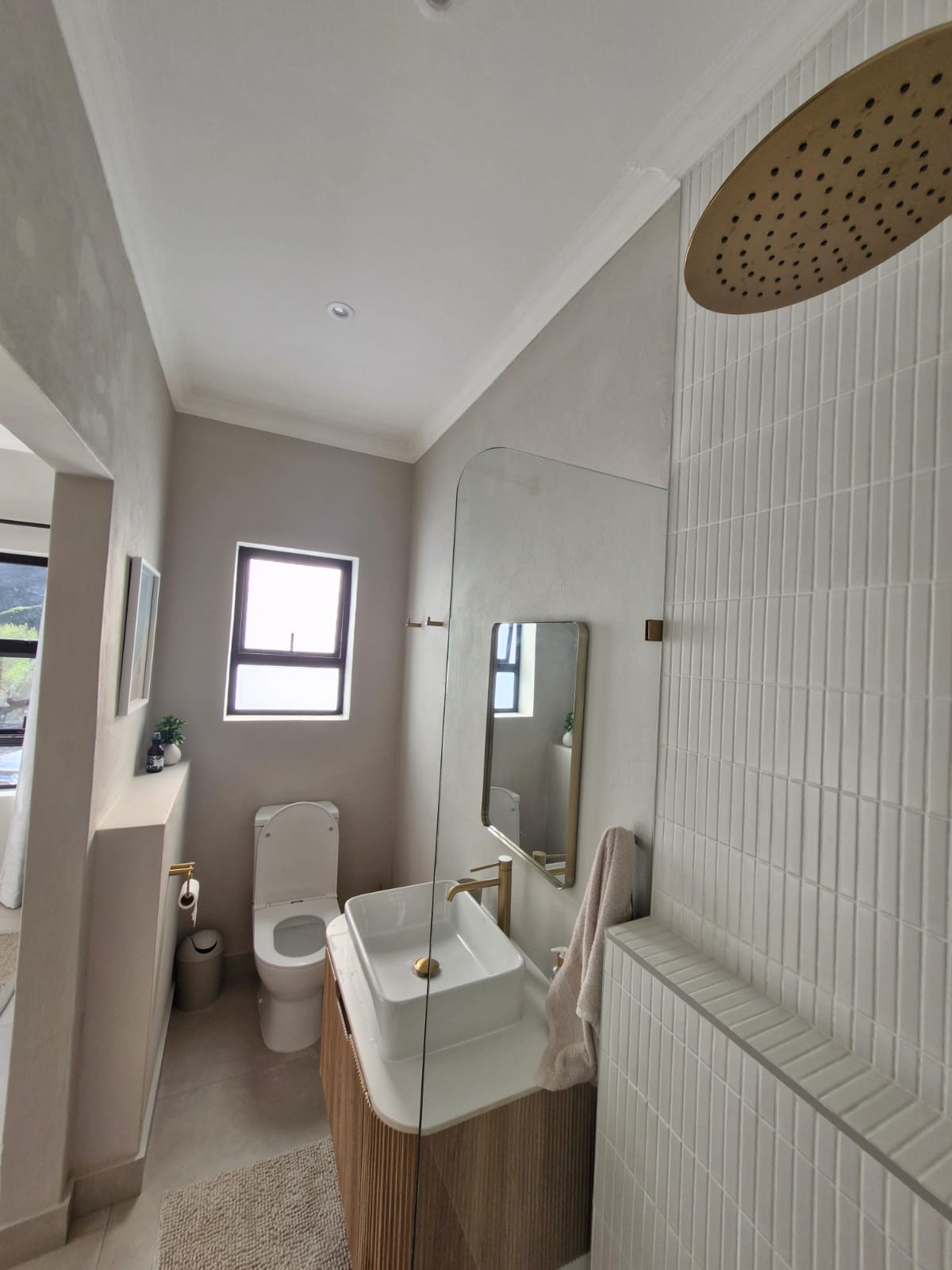 Bright En-Suite Bathroom — Tsitsikamma House